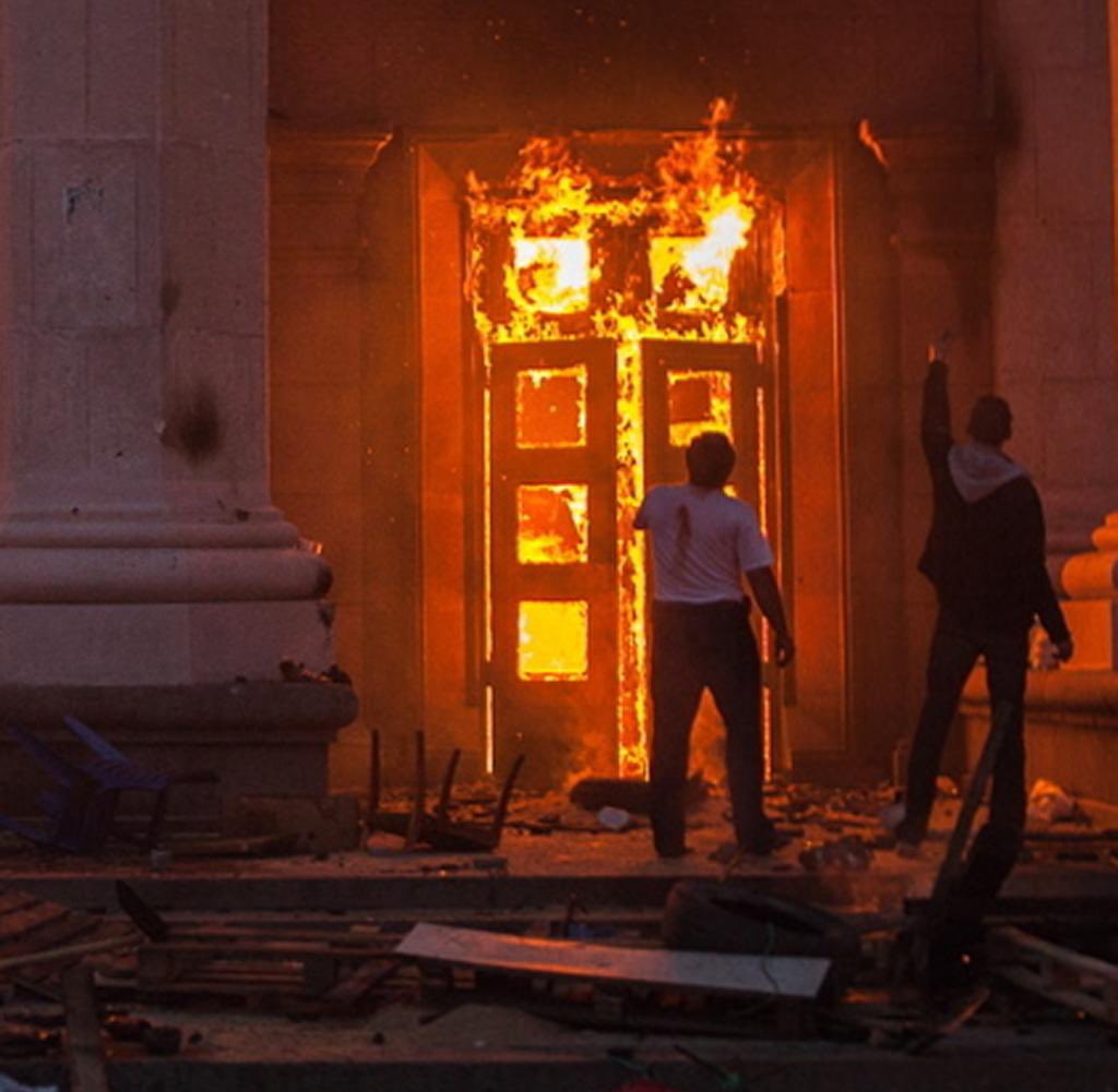 iruintxo's tweet photo. Odesa, 2014ko maiatza. Ukraniako naziek eraikin sindikalista hau erre eta barruan zeuden 40 bat lagun kiskali zituzten.

Hau ere gertatu zen. Orduan isilik geratu ziren horiek, gutxienez gaurkoan, gogoratu beharko lukete. https://t.co/7i1KMJu3gH