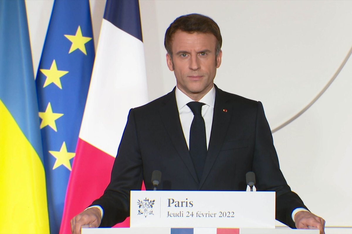 ZePlaceToSee's tweet photo. UKRAINE // "Les événements de cette nuit (...) auront des conséquences durables, profondes sur nos vies" déclare le Président de la République Emmanuel Macron lors d'une allocution télévisée. Derrière lui, le drapeau ukrainien a été ajouté aux drapeaux français et européens. https://t.co/jehVaxC5Rt