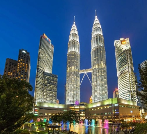 hflmq1's tweet photo. The Petronas Twin Towers in Malaysia I think are cool https://t.co/t4I7dbICFX