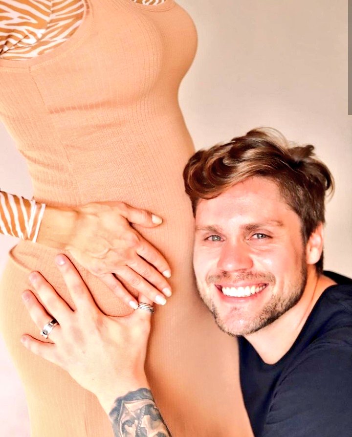 SusanaPS6's tweet photo. 📷|#PraArrasar
https://t.co/ALQmXJZ6K3
"À espera do pequeno Theo, @PaulaAmorim, campeã do 'No Limite' e ex-BBB18 posa em ensaio de grávida especial..😍|@BrenoSimoes ❤ https://t.co/H6lJSogipb