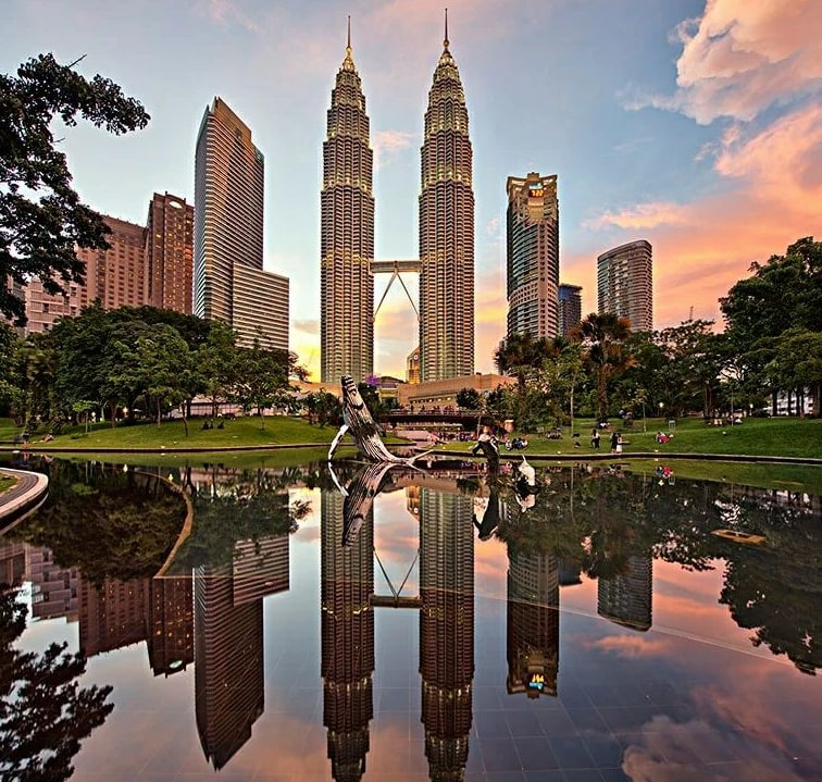 hflmq1's tweet photo. The Petronas Twin Towers in Malaysia I think are cool https://t.co/t4I7dbICFX