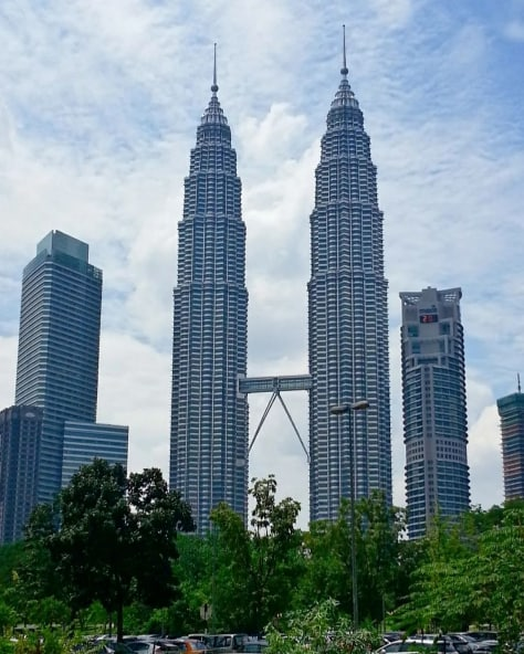 hflmq1's tweet photo. The Petronas Twin Towers in Malaysia I think are cool https://t.co/t4I7dbICFX