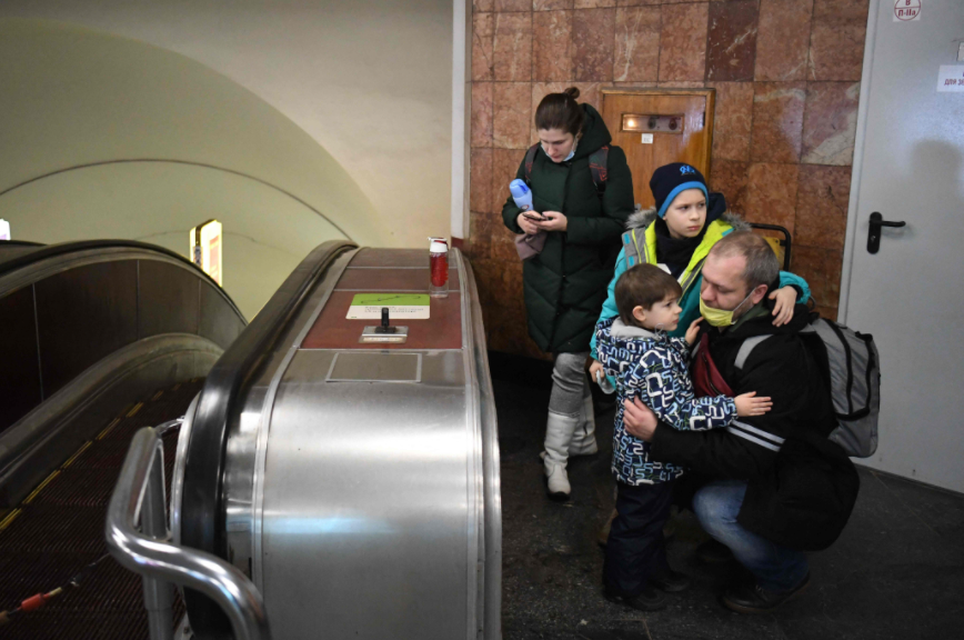 el_pais's tweet photo. Miles de ciudadanos de Kiev están intentando salir de la capital de Ucrania mientras el pánico gana terreno entre su población. Desde allí lo cuenta @Ldevega 

📷 Foto de Daniel Leal para @AFP de una familia refugiada en el metro de la ciudad
https://t.co/axfHsrQKi6 https://t.co/0E0qmpZbW8