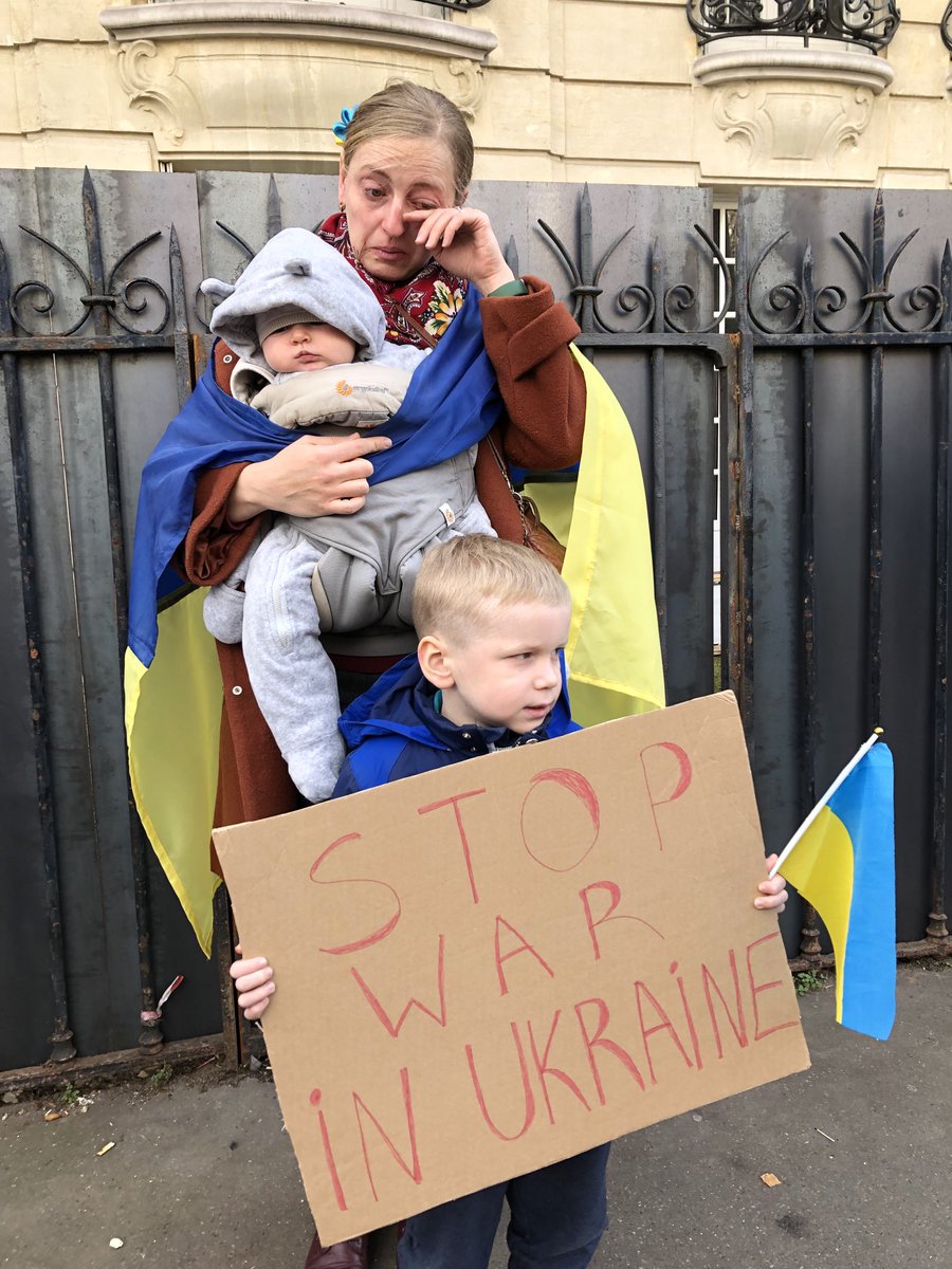 Parrypawar1's tweet photo. “I’m really worried about my family in Ukraine,” Anna, who’s been living in France for 10y, tells me. “My sister left Kyiv to join my parents in the countryside, as she thinks it might be safer there.” Anna is one of roughy 200 protesters in Paris. #RussiaUkraineConflict https://t.co/9dZOcAVTzW