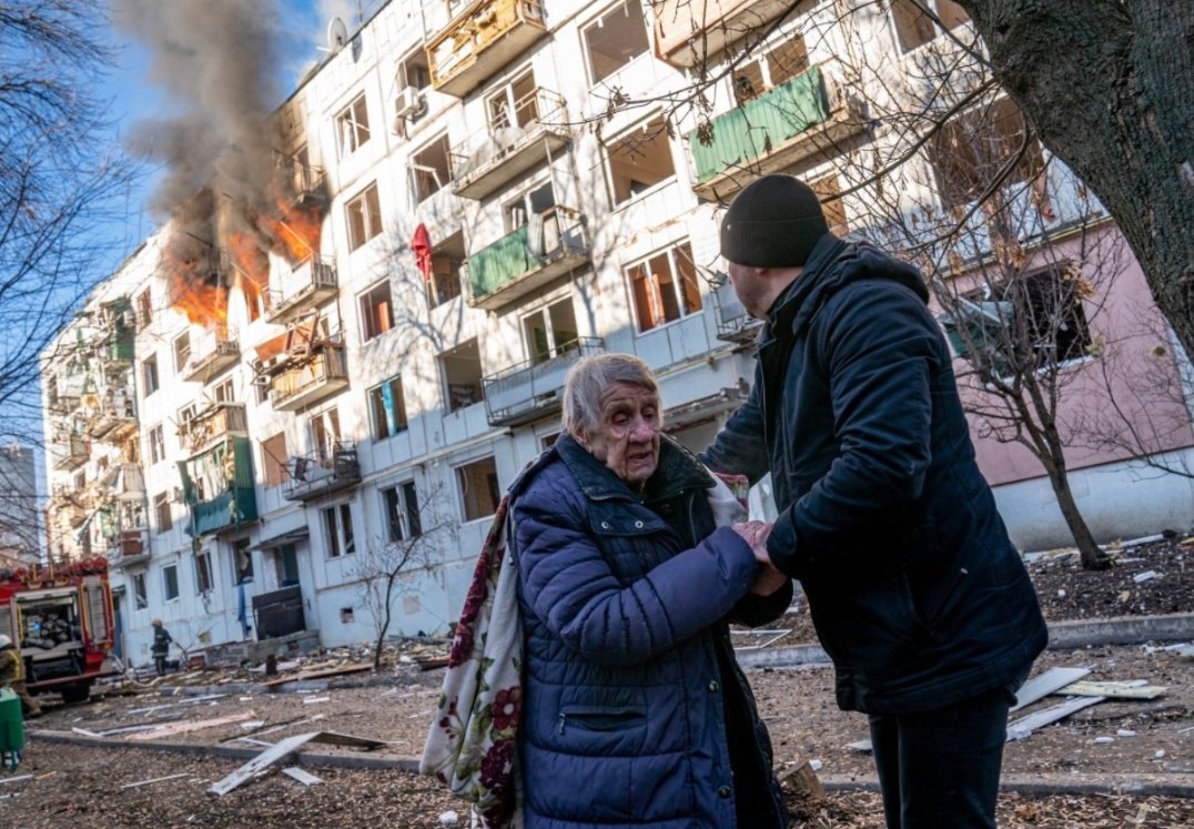 NestorSiurana's tweet photo. 🚨 Primeras duras imágenes del ataque de Rusia a Ucrania

⚠️ Se estima que más de 60 personas ucranianas han perdido la vida en la primera ofensiva rusa.

🇺🇦 El Presidente Zelensky hace un llamamiento a la unidad y afirma que aquellos que quieran tener un arma se les dará. https://t.co/eyw60nUQFJ