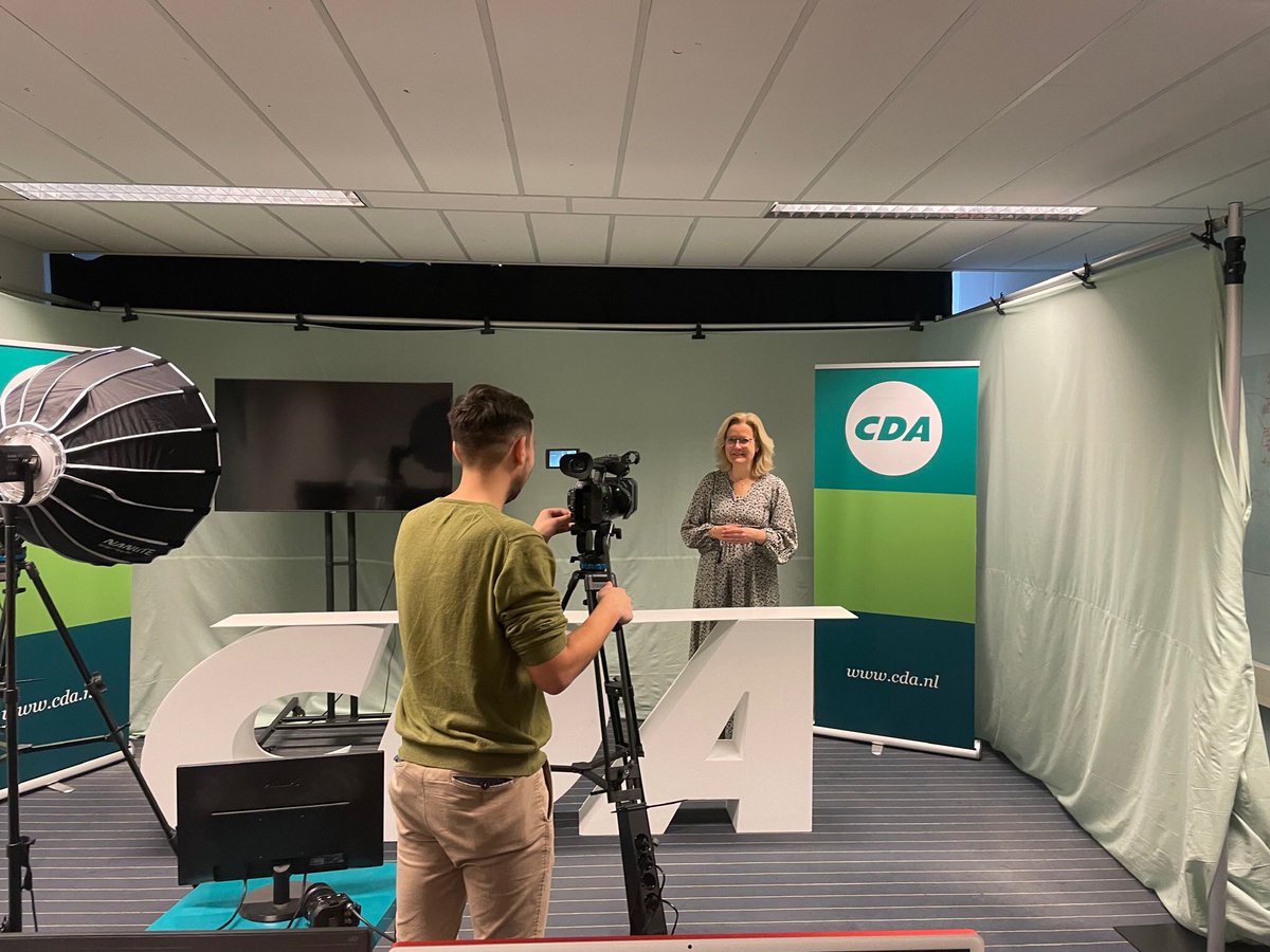 JudithCompagner's tweet image. Altijd fijn even op het ‘thuishonk’ te zijn van @cdavandaag ; het Partijbureau in Den Haag. Filmpje opgenomen voor de @CDA_BSV. Mocht als jurylid bekend maken welke afdeling het beste lokale CDA verkiezingsprogramma heeft geschreven. Ik verklap nog niets natuurlijk 😁. #GR2022