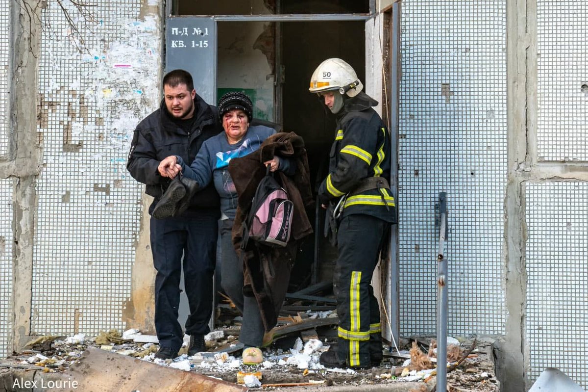 the_ins_ru's tweet photo. Эти люди пострадали при обстреле жилого дома в городе Чугуев Харьковской области
https://t.co/aFicwbcXtI https://t.co/m9QWRMMwfv