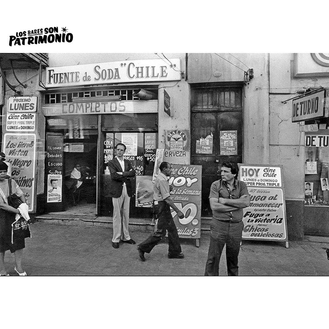 losbaresonpatr1's tweet photo. Gran imagen de lo que alguna vez fue la "Fuente de Soda Chile", Histórico lugar ubicado en Avenida Recoleta casi esquina México y que sirvió para cientos de previas antes de entrar al cine del mismo nombre. Actualmente se encuentra ahí la "Shoperia Donde René". https://t.co/dfkdArthrT