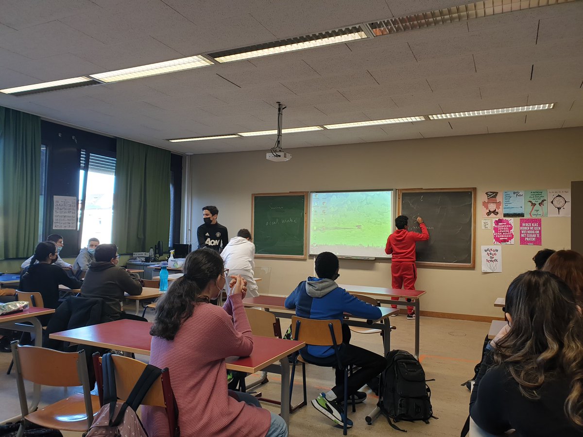 AtheneumMXM's tweet photo. Vocabulary game bij Engels in 2A. Activerende werkvorm rond spel, competitie en vastzetten van leerstof. #activeren #bewegenenleren @GO_onderwijs @GOinAntwerpen https://t.co/HZlNvTSUA3