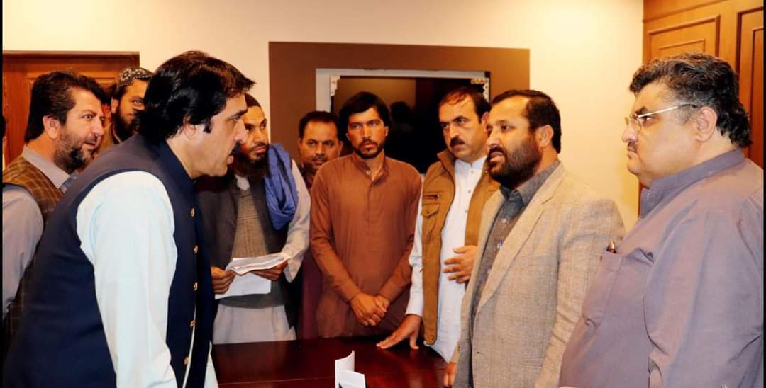NMDummarFans's tweet photo. کوئٹہ
سینئر صوبائی وزیر خزانہ حاجی نورمحمد خان دومڑ صاحب سے سابق صوبائی وزیر میر عاصم کُرد گیلو،رکن اسمبلی نصراللہ زیرے،سابق صوبائی وزیر مولوی سرور موسیٰ خیل،عزیز جعفر اور دیگر ملاقات کررہے ہئں https://t.co/wVhz7SZPRf
