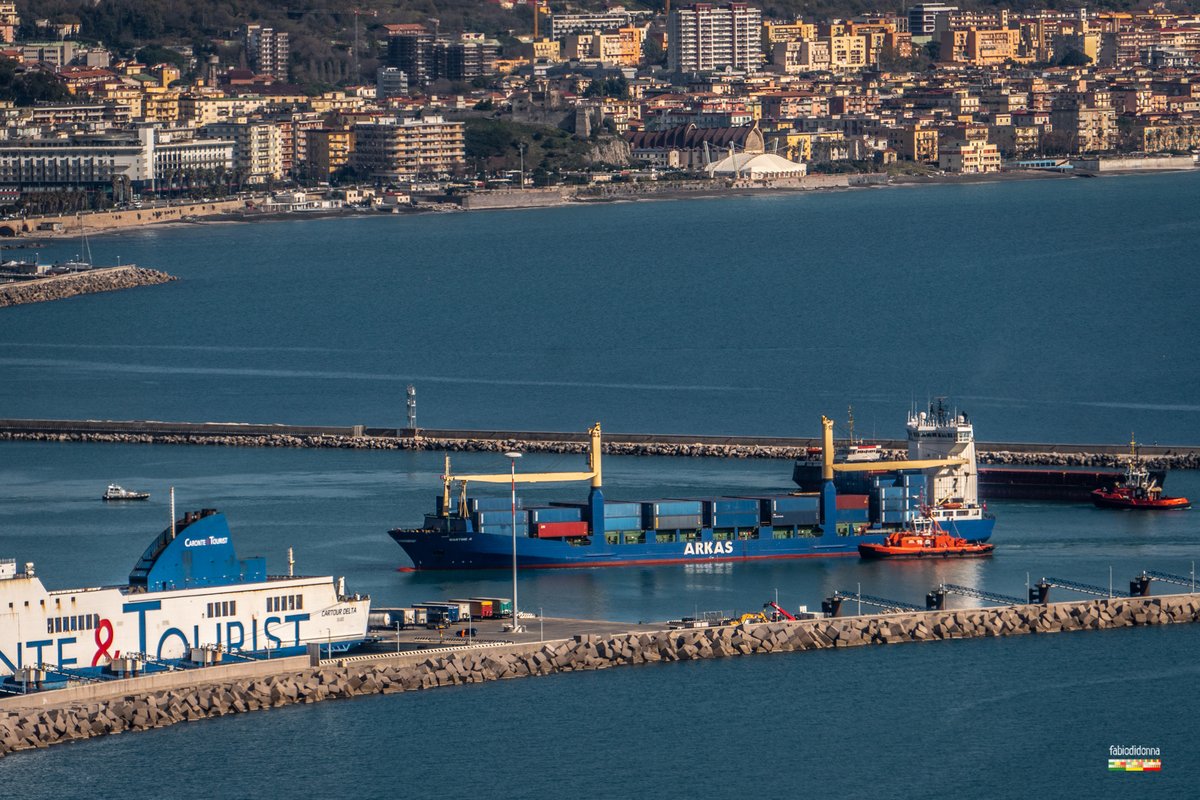 Certi rifiuti non si smaltiscono. Fanno dei giri immensi e poi ritornano.
La "Martine A" della Arkas è da poco entrata nel porto di Salerno con i 213 container di rifiuti campani rimpatriati dalla Tunisia.
#rifiuti #campania #tunisia #salerno