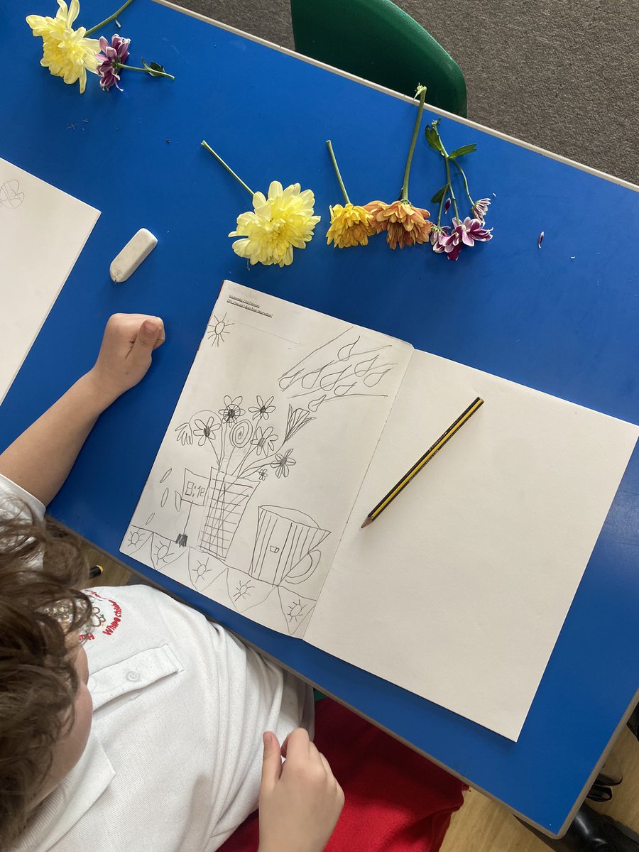 HIAMissSimon's tweet photo. Yesterday 2SI drew some flowers from observation! The children said they enjoyed being creative and that art makes them feel calm, happy and relaxed! 🎨 ✍️  and of course took some flowers home! 😅🌸@Humboinfants @HIA_Arts @HIAMrSmith @HIAMrsBorthwick https://t.co/9tr7xibUj5
