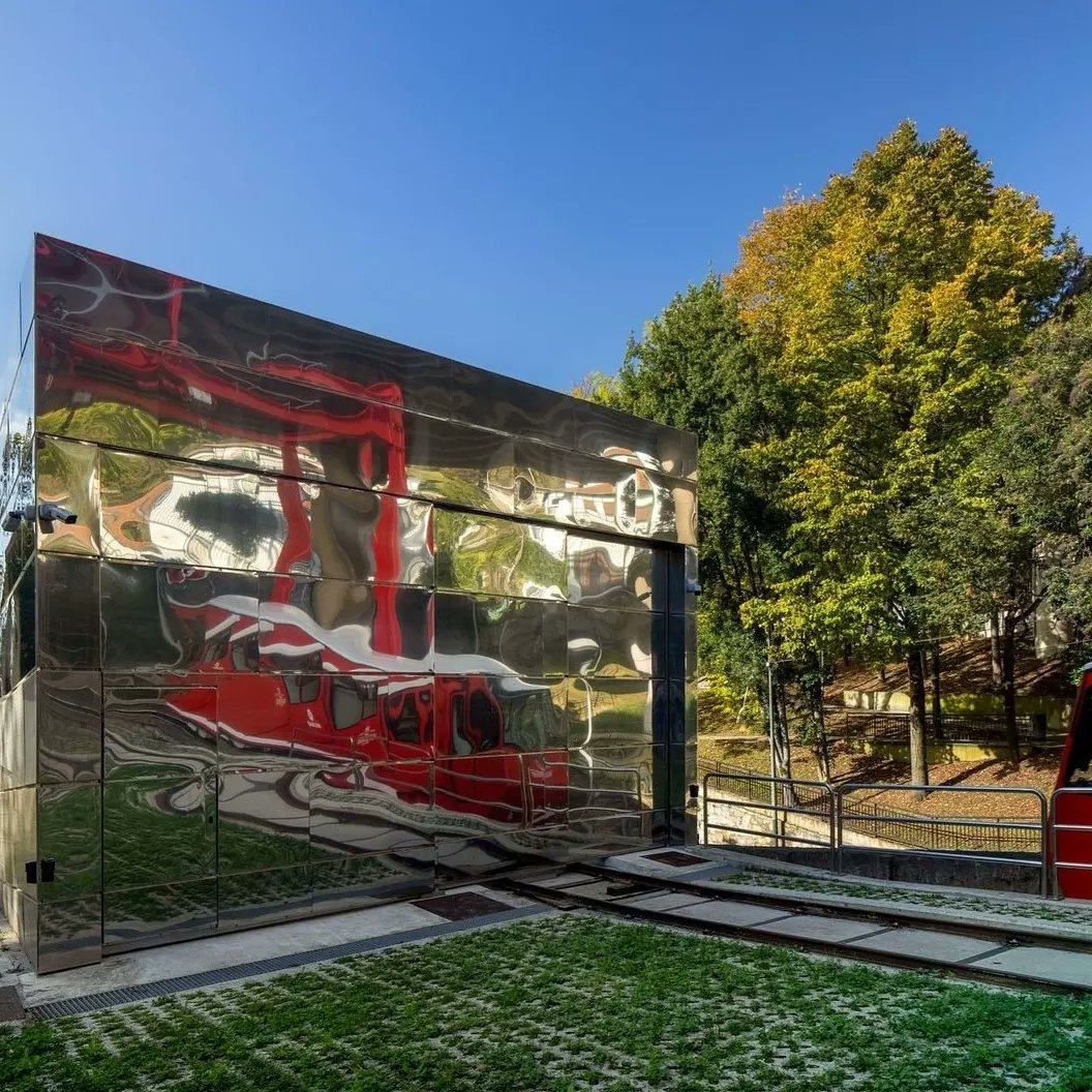 ¿Conoces la cochera del🅱️🚞⛩Funicular?Inaugurada en 2020,su objetivo;Mantenimiento seguro⚙🛠.Los arquitectos apostaron por una construcción que promueve⚖ entre la naturaleza🌳y funcionalidad✅.El reflejo del funi en él logra casi hacerlo desaparecer.¿Lo ves?👀@biderbost_photo