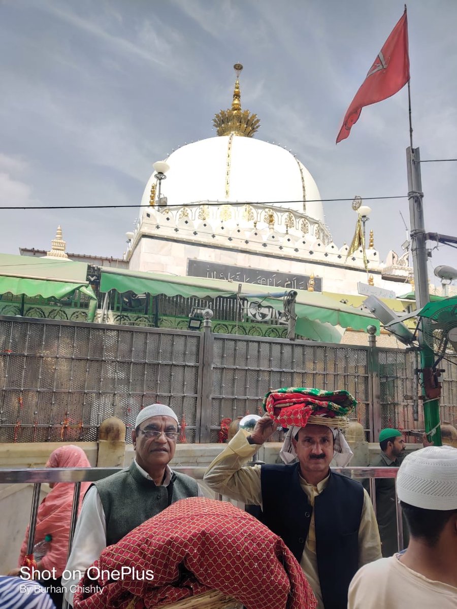 samajwadiparty's tweet image. समाजवादी पार्टी के राष्ट्रीय अध्यक्ष एवं पूर्व मुख्यमंत्री श्री अखिलेश यादव को मुख्यमंत्री बनाने के लिये दरबार ख्वाजा गरीब नवाज साहब में चादर पेश कर विशेष रूप से दुआ की गयी। 
facebook.com/15650156103698…