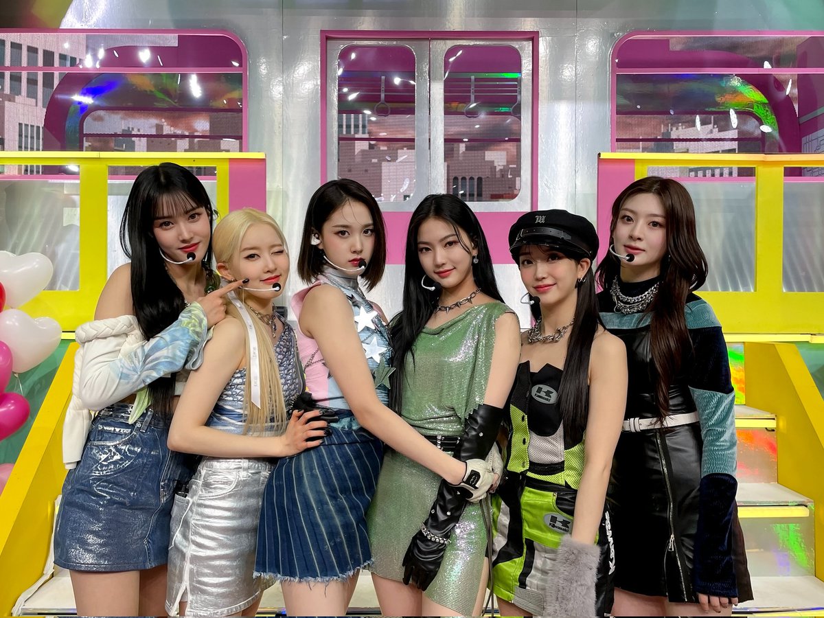 successfully wrapped our first music show with run2u, if you watched our performance you must’ve nods and agree the set is so extremely pretty! ෆ╹ .̮ ╹ෆ