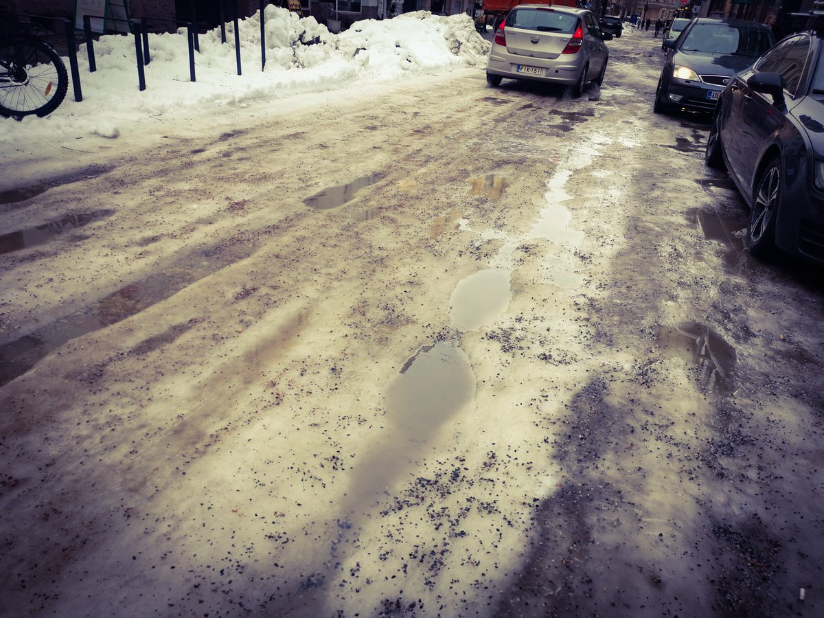 tommiparkkonen's tweet photo. suomessa kehitetty uusi jännittävä tasohyppelypeli:
"kävelykatu!"
pelin idea on yksinkertainen. perille pääsemiseksi sinun on väisteltävä syviä lätäköitä, liukkaita jäätiköitä ja autoja.
#isoroba https://t.co/73jQahHX6J