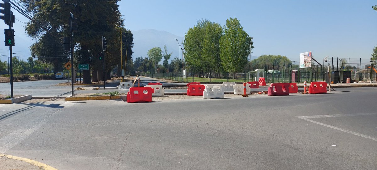vhhernandezd's tweet photo. @penalolen Y cuando terminaran de pavimentar este mismo cruce, desde diciembre 2021 está así, y la proxima semana vuelve el taco de automoviles para ingresar al colegio Pedro de Valdivia https://t.co/TM2lzVBMJQ