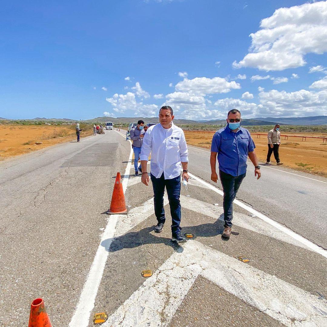 puertosdefalcon's tweet photo. Falcón en movimiento continuo y trabajo 💥
#repost @vclarkb 

Con todo seguimos recuperando nuestras vías con trabajos de demarcación, señalización, colocación de ojos de gato y asfaltado preparándonos para que nuestro pueblo y #Venezuela venga a disfrutar de su mejor destino. https://t.co/4vIPRKxa73