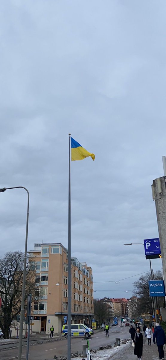 Den ukrainska flaggan utanför vår huvudentré mitt emot ryska ambassaden, ikväll tänder vi DN-skrapan i gult och blått.
