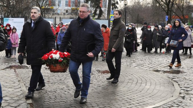 К памятнику маршалу Рокоссовскому возложили цветы

vao-mos.info/territoriya-go…

#вао #богородское #мобогородское #дсбогородское #депутат #советдепутатов #память #деньзащитникаотечества #23февраля