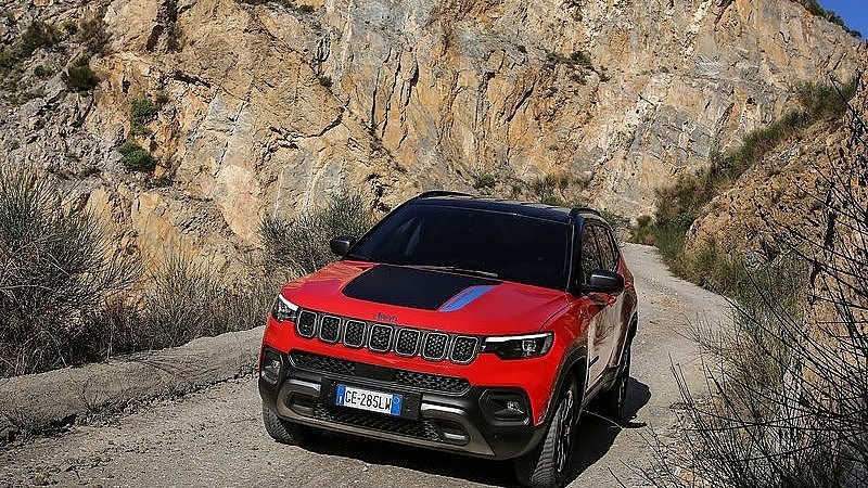 CarWale's tweet photo. Last week, Jeep listed the #CompassTrailhawk on the official website. This time around, the carmaker has revealed the feature details of the off-road oriented SUV. The Trailhawk will start arriving across dealerships by next week. Details: https://t.co/MvUw72r64t
#CWNews #Jeep https://t.co/SVkSWErGAk