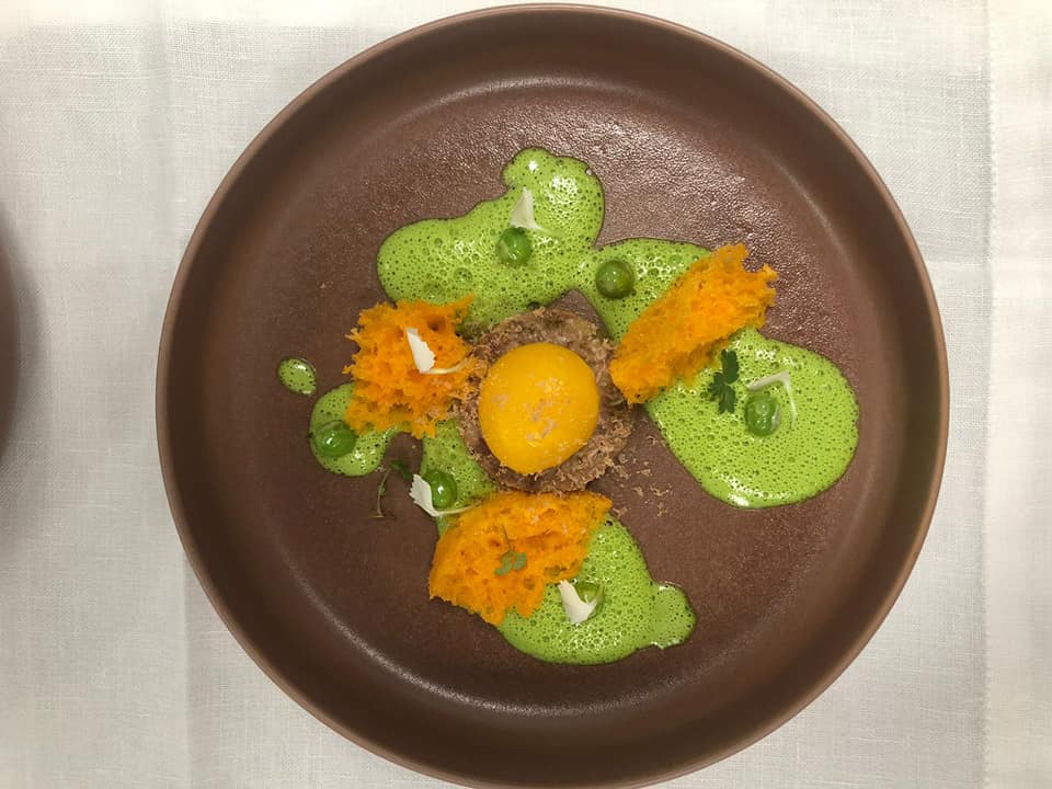 labarja_eco's tweet photo. @labarja_eco, en @LaCamineraGolf, degustando: Tartar de pato con yema de Castellana negra a baja temperatura, crema de guisantes aireada y bizcocho de asadillo, por el chef Miguel Miguel Ángel Expósito Garrido. Y esto no ha hecho más que empezar https://t.co/KTu7hgWewa