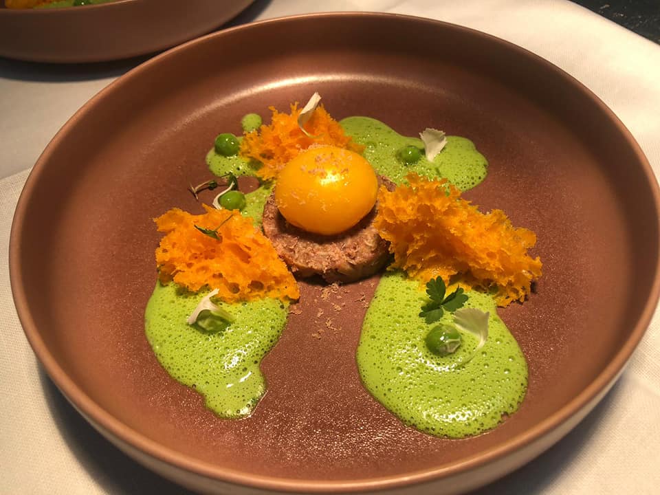 labarja_eco's tweet photo. @labarja_eco, en @LaCamineraGolf, degustando: Tartar de pato con yema de Castellana negra a baja temperatura, crema de guisantes aireada y bizcocho de asadillo, por el chef Miguel Miguel Ángel Expósito Garrido. Y esto no ha hecho más que empezar https://t.co/KTu7hgWewa