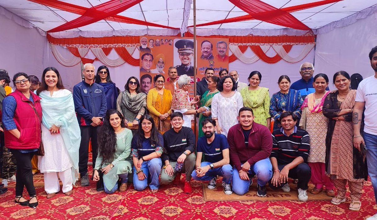 37VManhas's tweet photo. When we all came together in remaining a municipal park in the memory of 
CAPTAIN KANIKA BHARDWAJ 
EME 
at Paschim Vihar in New Delhi.
#VeerYatra continues...
Photo credit : @Bihari_Guts

@hutansh @soumimajumdar @SVeebha @SanjeevAbrol05 @JuliSha66792654 https://t.co/b7sicC6sJ3