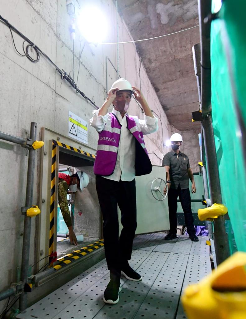 jokowi's tweet photo. Dari Stasiun MRT Bundaran HI, siang tadi, saya meluncurkan Tunnel Boring Machine (TBM) untuk membangun jalur MRT fase 2A. Jalur ini akan melewati tujuh stasiun yakni Stasiun Thamrin, Monas, Harmoni, Sawah Besar, Mangga Besar, Glodok, dan Kota. https://t.co/Y8L1HcaHUc