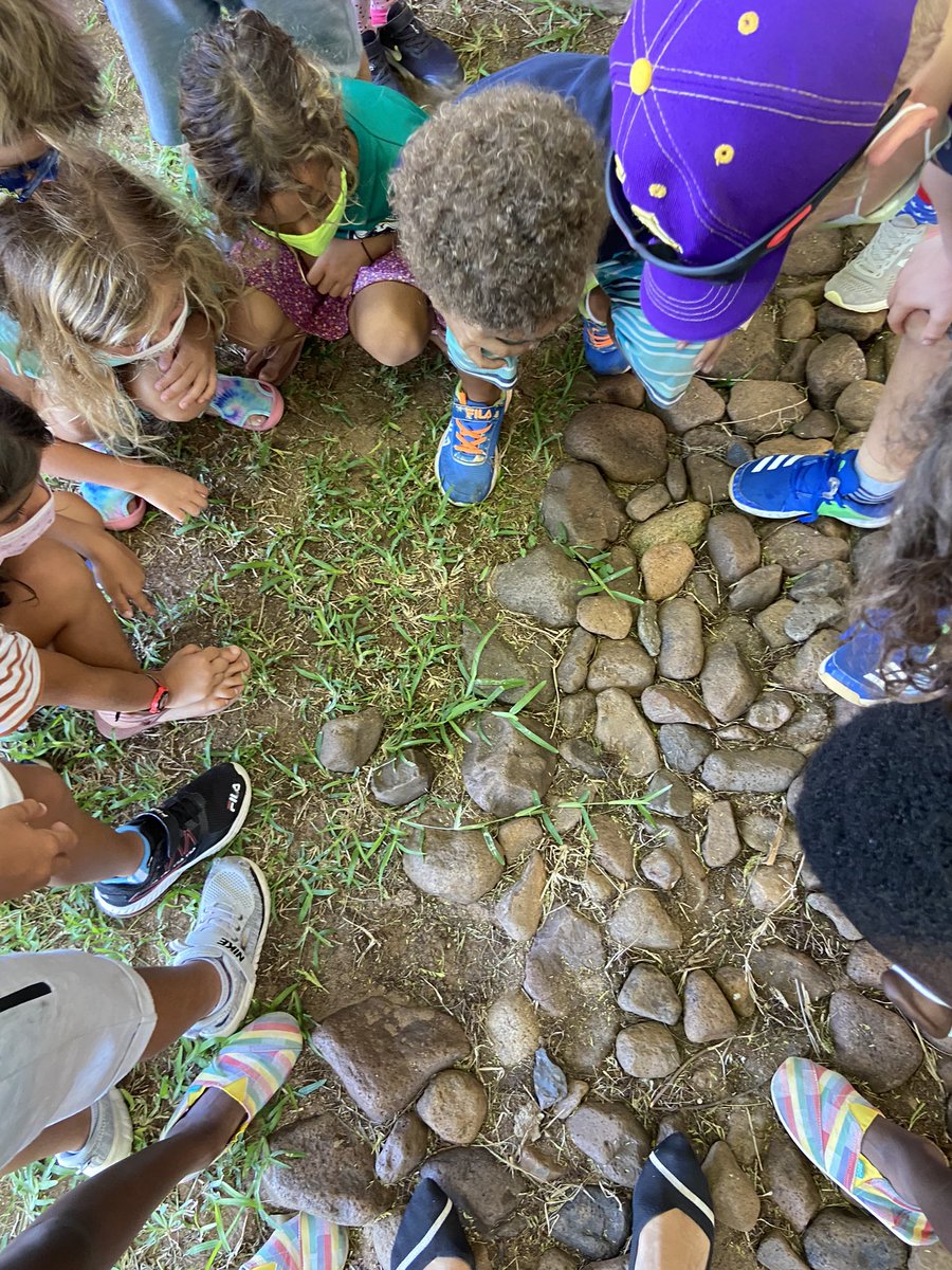 G1 scientists looking for camouflage animals. We have so many camouflaged animals here on campus! #AISMlearns @raanahibbs