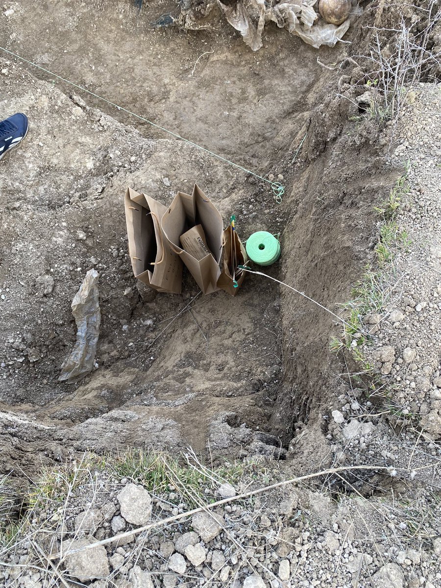 Armenia 🇦🇲 forced an Azerbaijani 🇦🇿 to dig this mass grave in 1993

Now evidence is being collected for war crimes prosecution