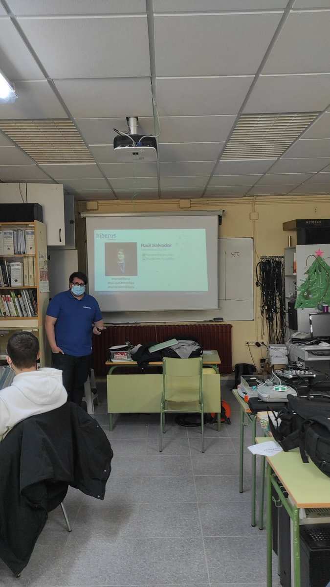Ayer estuvimos con <a href="/Hiberus/">hiberus</a> de nuevo dando una Máster Class de Redes en el <a href="/IESTiempos/">IES Tiempos Modernos</a> con <a href="/raulsbor/">Raúl Salvador</a>. #somosHiberus #somosSistemaniacos