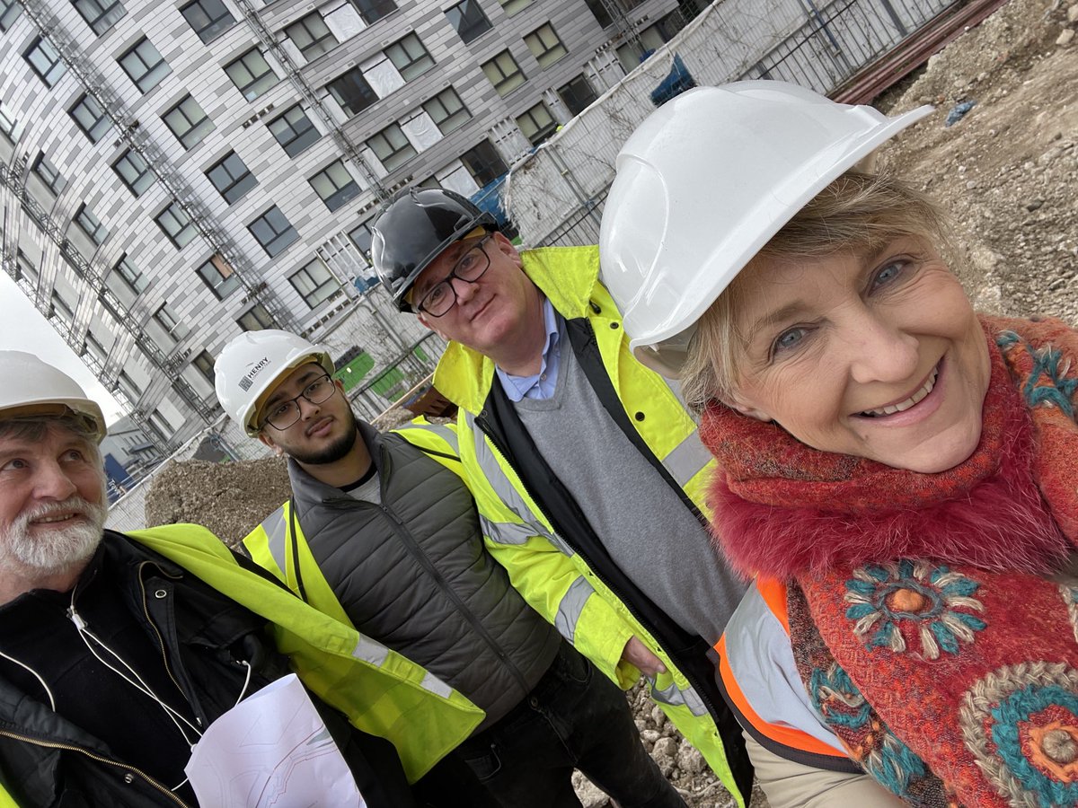 KarenRowlandRDG's tweet photo. out y’day at the @OurDomainRDG site on Welldale Street w one of the potential artists for a permanent public art piece on the site! (open pix to see the artiste! 😊) #DevelopmentWithCommunityInMind #DevelopmentDoneRight @thejelly @OhosInfo @readingmuseum https://t.co/G2z86HDgzM