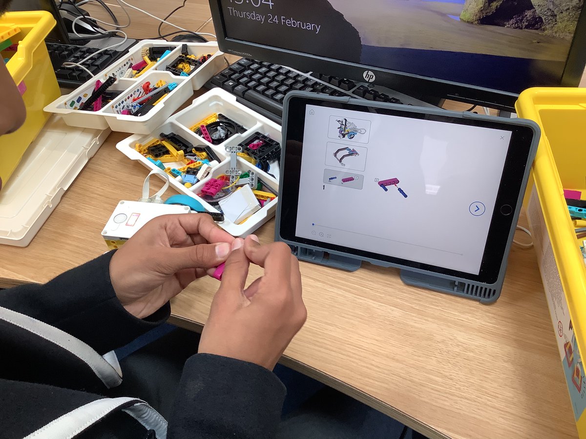 TechnologyDHS's tweet image. Year 7 and 8 #CodingAndRoboticsClub are building a forklift robots today! What great heights will they achieve? #STEM #coding #WeLoveCoding #robotics #club