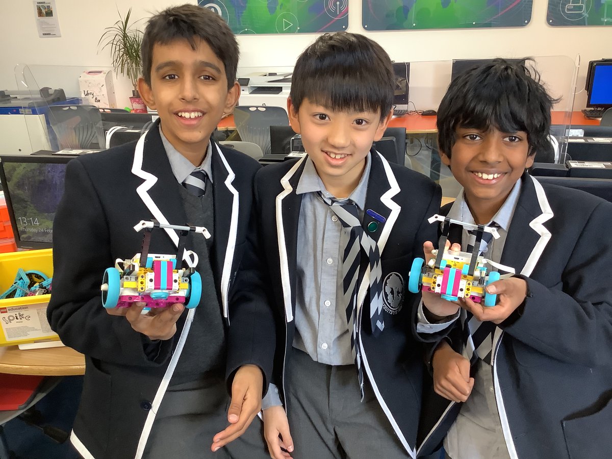 TechnologyDHS's tweet image. Year 7 and 8 #CodingAndRoboticsClub are building a forklift robots today! What great heights will they achieve? #STEM #coding #WeLoveCoding #robotics #club