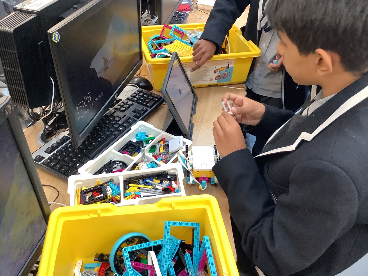 TechnologyDHS's tweet image. Year 7 and 8 #CodingAndRoboticsClub are building a forklift robots today! What great heights will they achieve? #STEM #coding #WeLoveCoding #robotics #club