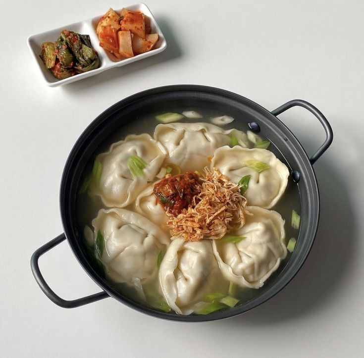 louvbot_AK's tweet image. 🛒  Delivery for you! 

           To: @httpkoffi

You seem down po. No worried I got you hon. Eat to your hearts content and cheer up. Remember that things would get well soon. 
—🥃