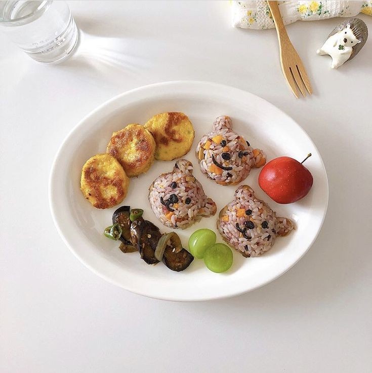 louvbot_AK's tweet image. 🛒  Delivery for you! 

           To: @httpkoffi

You seem down po. No worried I got you hon. Eat to your hearts content and cheer up. Remember that things would get well soon. 
—🥃