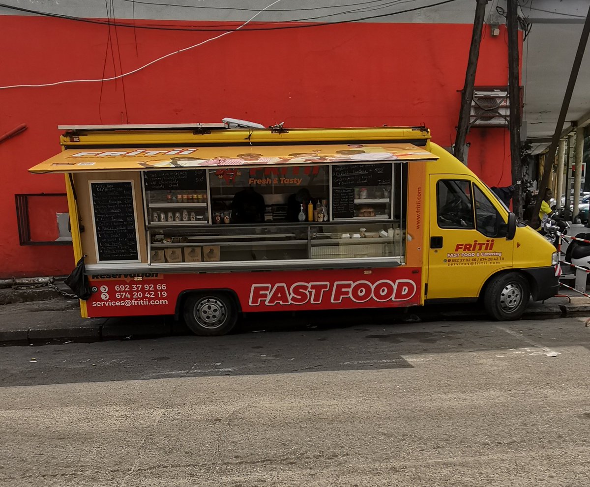 Ledawa's tweet photo. J'étais à Akwa faire une course pour @AnicetNemani et j'ai vu ce Food truck. J'avais même d'abord trop faim... Direct j'ai commandé 02 menus de 2k, pour @sayitlouwd et moi et je suis go à @ActivSpaces lui donner.
#Fritii #DOPE #DCLP
#TchopTime #TchopIsBae
#DOUALACESTLAPUISSANCE https://t.co/ncGjHx9RE2