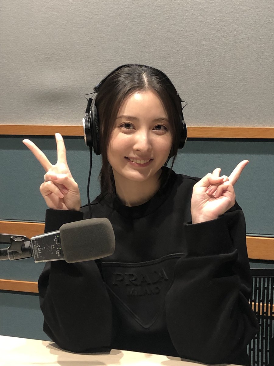 englishjukebox's tweet photo. ＃大石絵理　のスタディーホール👩‍🎓

今回は lead on という表現です😍
その気にさせるという意味です。
、
本気じゃないなら彼をその気にさせないで🙄
なら

If you are not serious, don't lead him on !　 

ぜひ覚えてくださいね。

＃ENGLISHJUKEBOX は毎週日曜夜８時半です🎧

＃TOKYOFM ＃英会話 https://t.co/xrxj4eREk1