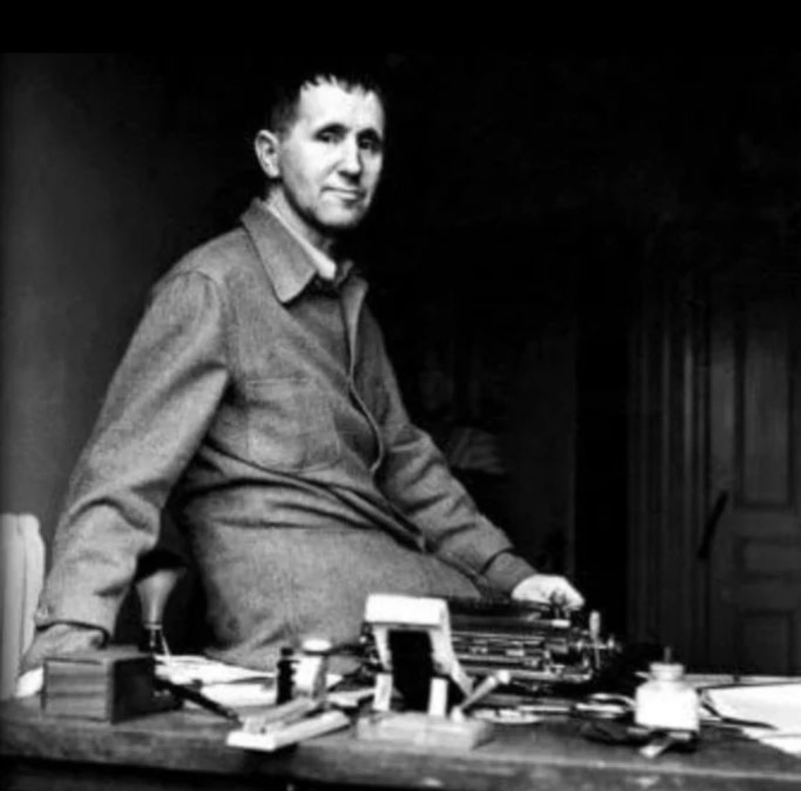 “Her savaştan geriye üç ordu kalır.
Ölüler ordusu,yas tutanlar ordusu,
hırsızlar ordusu.”
B.Brecht