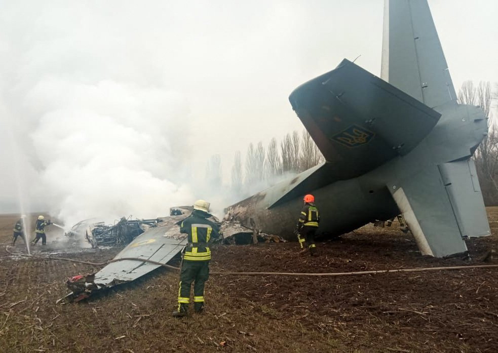 intotheglowES's tweet photo. 🔴 NOTICIAS EN DIRECTO | Un avión militar de Ucrania se acaba de estrellar en los alrededores de Kiev y se han encontrado varios fallecidos.
 
📷 AFP https://t.co/zuhHMmMKUK