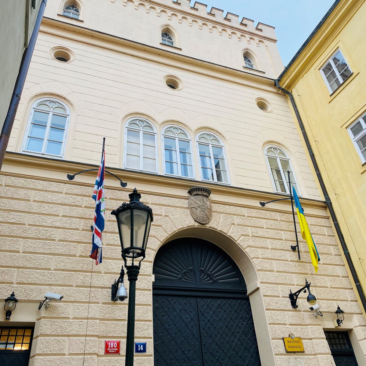 UKinCR's tweet photo. Na britském velvyslanectví vlaje ukrajinská vlajka na důkaz solidarity s našimi přáteli.

Spojené království stojí po boku obyvatel Ukrajiny, kteří čelí nevyprovokovanému ruskému útoku na své životy, svoji svobodu a demokracii. 
#StandwithUkraine 🇬🇧🇺🇦 https://t.co/D0Rd6VQ5Px