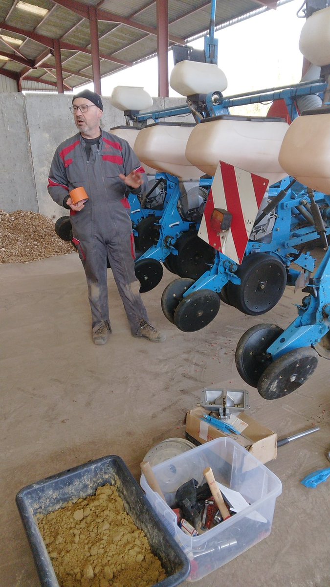 TonioPereira2's tweet photo. Atelier réglable/entretien du semoir monograine la densité optimale du #tournesol du #maïs s'obtient avec un outils en bon état @Limagrain https://t.co/WcJEUBGjwP