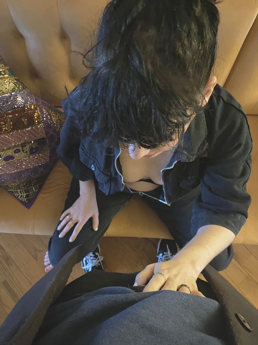 TheNakedDen's tweet photo. @AprileSmagic creates art and music ..  🎶 gentle hands 🙌🏻 with deep 🤤 vocals .. https://t.co/FhS7GljiS9