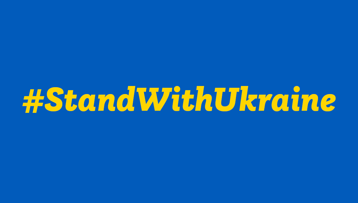 Auf dem Bild steht auf blauem Hintergrund in gelber Schrift #StandWithUkraine.