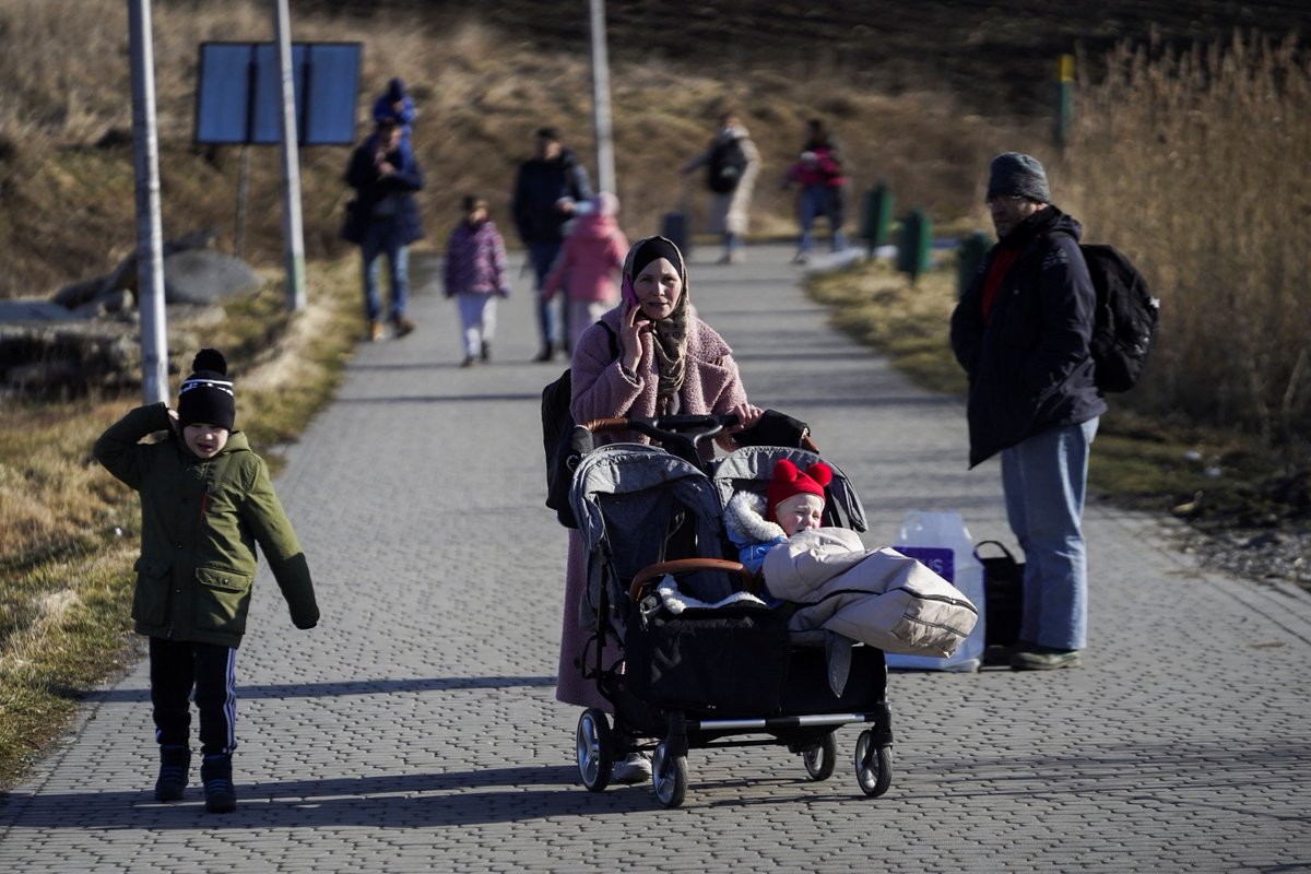 RFI's tweet photo. Après le début des bombardements russes sur l'#Ukraine, de nombreux ukrainiens tentent de quitter leur ville, ou même le pays.

📸 AFP / Reuters https://t.co/qZNavHIa20