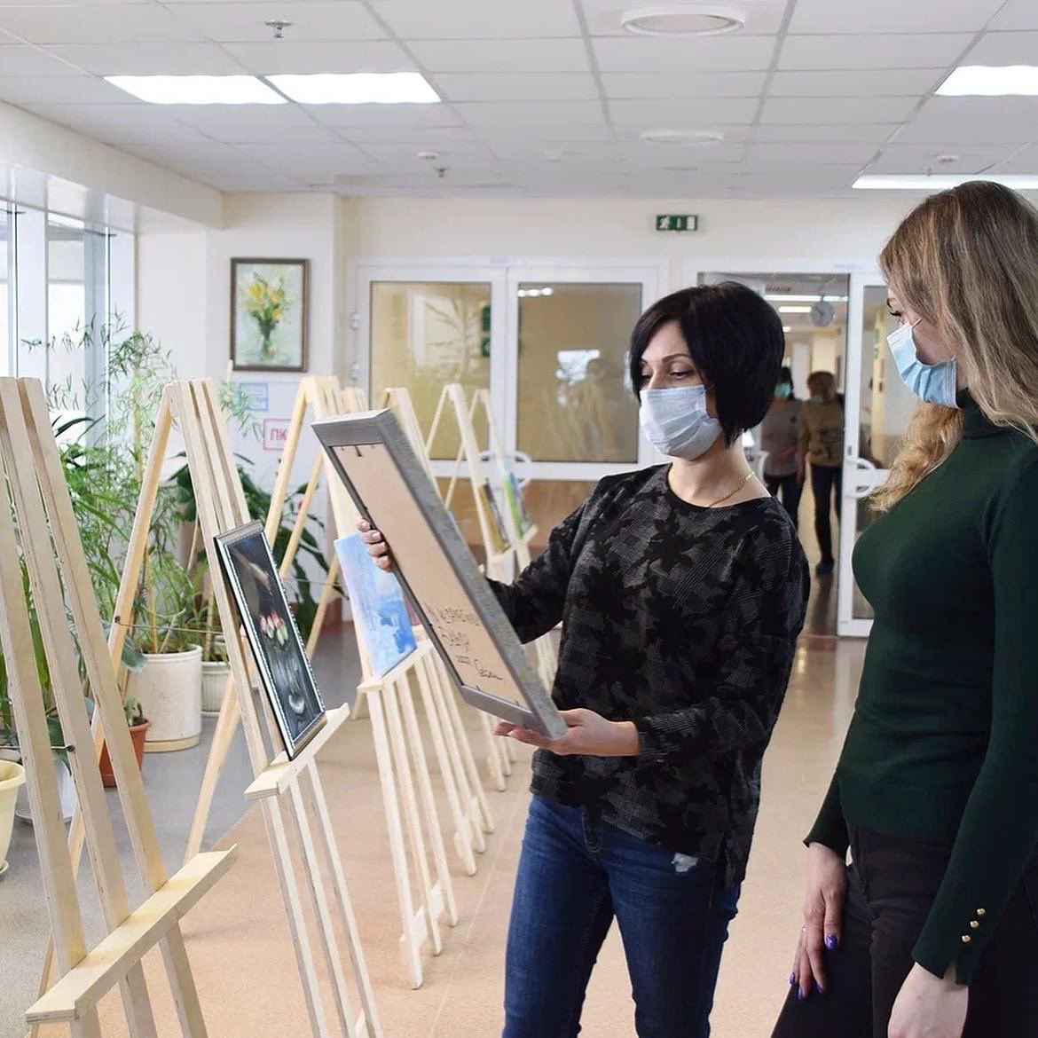 Таланты в белых халатах. 24 февраля 2022 года в Самарском областном онкологическом диспансере состоялся пресс-тур, посвященный творчеству сотрудников учреждения.Подробнее читайте на нашем сайте:samaraonko.ru