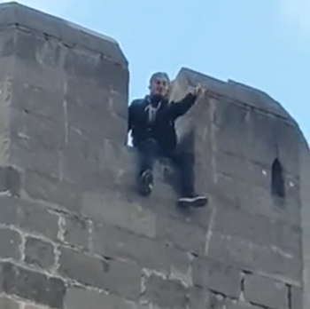 Kayseri'de 8 aydır sokaklarda kaldığını iddia eden bir vatandaş intihara kalkıştı. İkna çabaları sürüyor. #sondakika