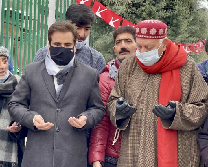 tanvirsadiq's tweet photo. Accompanied party president Dr Farooq Abdullah to pay our humble tributes to Sheikh Nazir Ahmed on his 7th death anniversary. 

He was an epitome of grace, ethics and discipline in politics. https://t.co/xrIOni2cYm